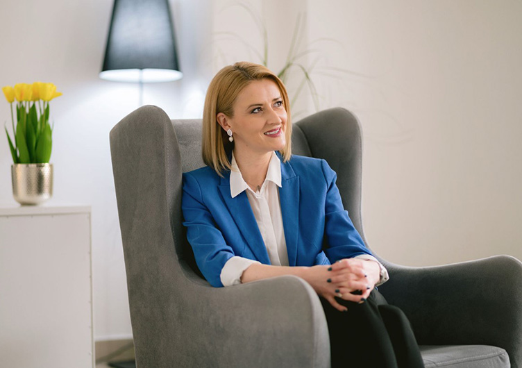 Alma Tihić, magistrica društvenih nauka iz područja psihologije i akreditovani geštalt psihoterapeut u Evropskoj asocijaciji za geštalt psihoterapiju